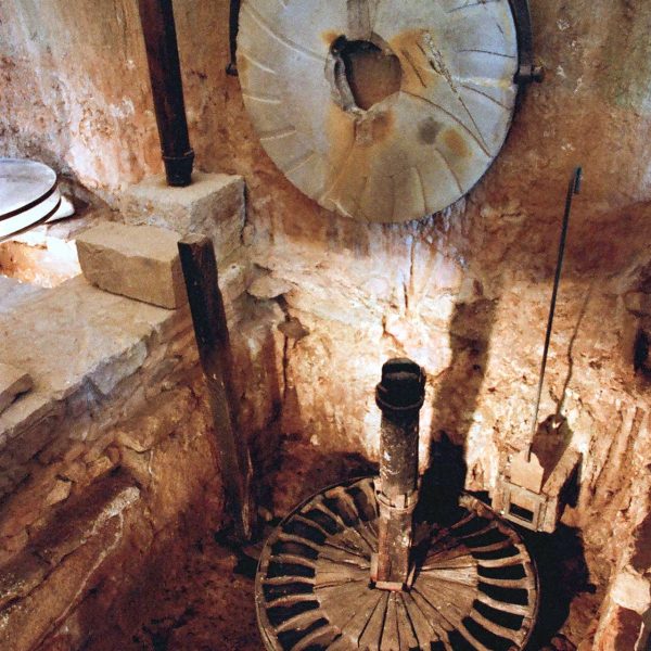 Montblanc.- Molí de les Voltes. Interior mostrant el desguassos i turbines moguts amb força hidràulica (5/1995)