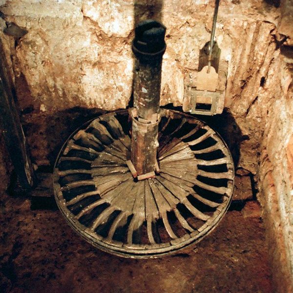 Montblanc.- Molí de les Voltes. Interior mostrant el desguassos i turbines moguts amb força hidràulica (5/1995)