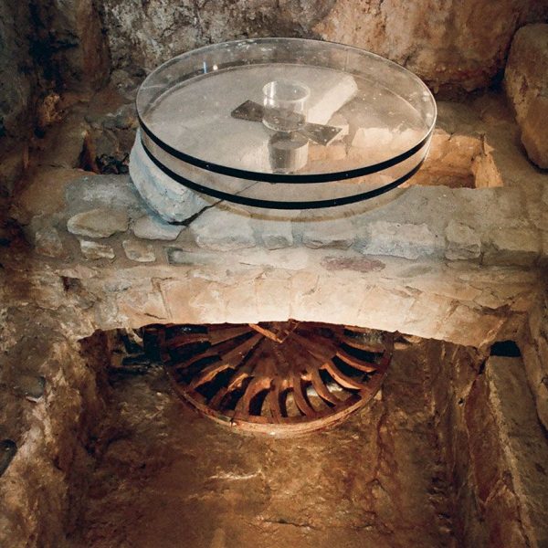 Montblanc.- Molí de les Voltes. Interior mostrant el desguassos i turbines moguts amb força hidràulica (5/1995)