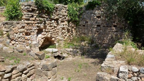 Montblanc.- Molí Xic en ruïnes malmès per les riuades a on encara es poden veure els desguassos de les turbines hidràuliques (6/2015)