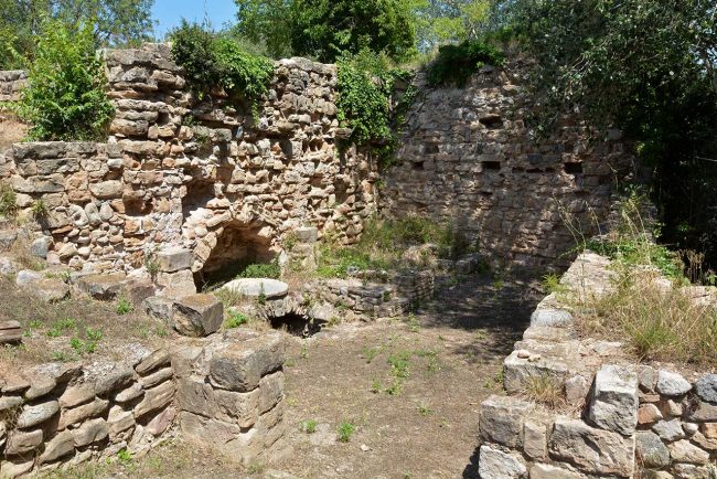 Montblanc.- Molí Xic en ruïnes malmès per les riuades a on encara es poden veure els desguassos de les turbines hidràuliques (6/2015)