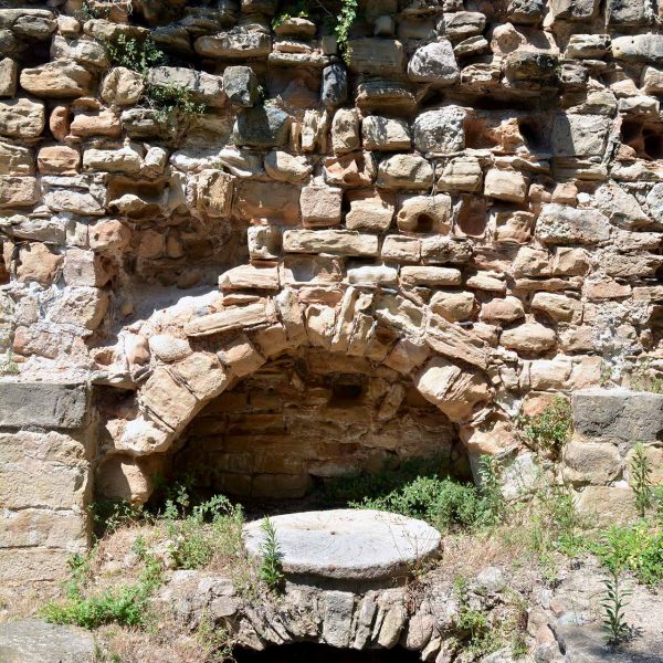 Montblanc.- Molí Xic en ruïnes malmès per les riuades a on encara es poden veure els desguassos de les turbines hidràuliques (6/2015)