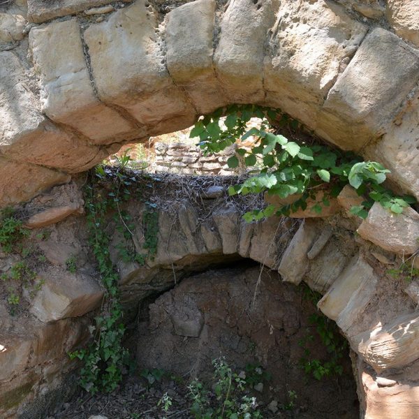 Montblanc.- Molí Xic en ruïnes malmès per les riuades a on encara es poden veure els desguassos de les turbines hidràuliques (6/2015)