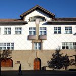 Olot.- Ajuntament, inaugurat el Sebr. del 1994 a la que havia estat fàbrica tèxtil Manufacturas de Olot, SA (Can Joanetes) (12/2016)