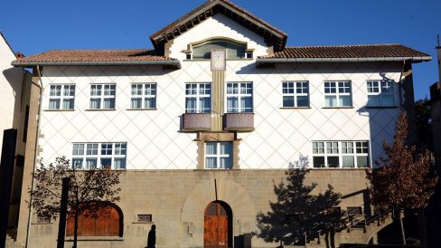 Olot.- Ajuntament, inaugurat el Sebr. del 1994 a la que havia estat fàbrica tèxtil Manufacturas de Olot, SA (Can Joanetes) (12/2016)