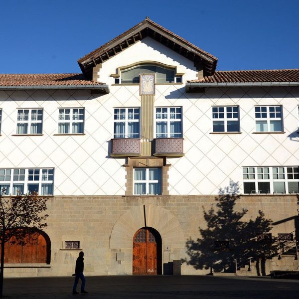 Olot.- Ajuntament, inaugurat el Sebr. del 1994 a la que havia estat fàbrica tèxtil Manufacturas de Olot, SA (Can Joanetes) (12/2016)