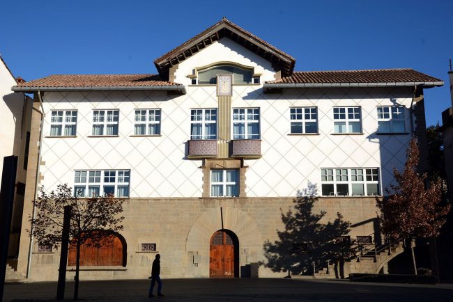 Olot.- Ajuntament, inaugurat el Sebr. del 1994 a la que havia estat fàbrica tèxtil Manufacturas de Olot, SA (Can Joanetes) (12/2016)