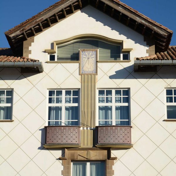 Olot.- Ajuntament, inaugurat el Sebr. del 1994 a la que havia estat fàbrica tèxtil Manufacturas de Olot, SA (Can Joanetes) (12/2016)