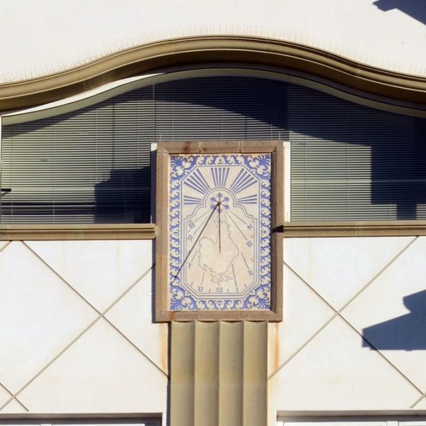 Olot.- Ajuntament, inaugurat el Sebr. del 1994 a la que havia estat fàbrica tèxtil Manufacturas de Olot, SA (Can Joanetes) (12/2016)