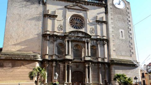 Olot.- Església neoclàssica de Sant Esteve, S. XVIII. La façana fou construïda l'any 1880 i reformada el 1886. El cos esquerra resta inacabat (12/2016)