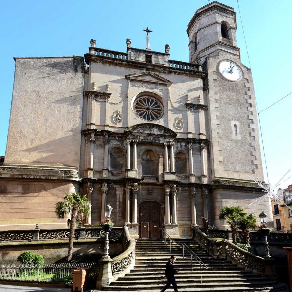 Olot.- Església neoclàssica de Sant Esteve, S. XVIII. La façana fou construïda l'any 1880 i reformada el 1886. El cos esquerra resta inacabat (12/2016)
