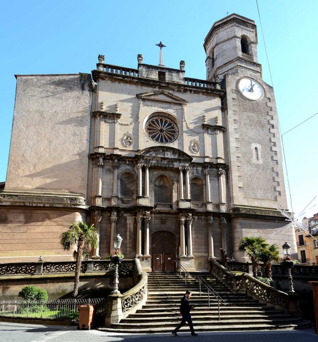 Olot.- Església neoclàssica de Sant Esteve, S. XVIII. La façana fou construïda l'any 1880 i reformada el 1886. El cos esquerra resta inacabat (12/2016)