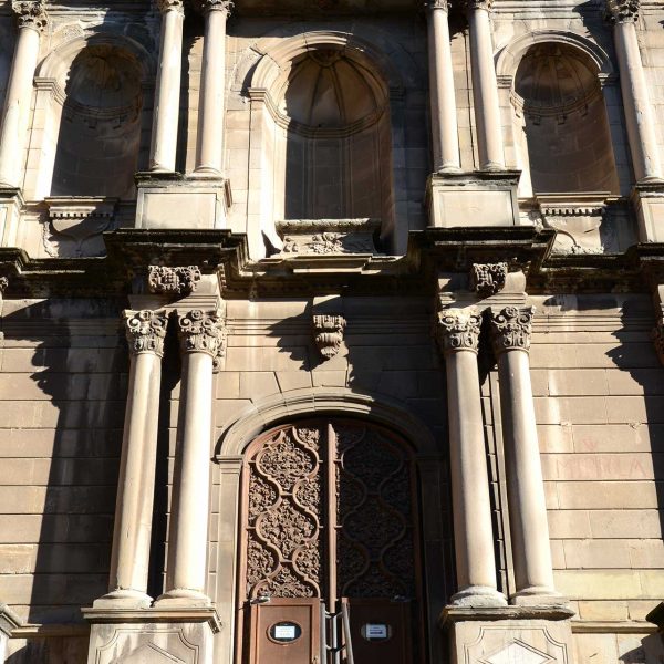 Olot.- Església neoclàssica de Sant Esteve, S. XVIII. La façana fou construïda l'any 1880 i reformada el 1886. (12/2016)