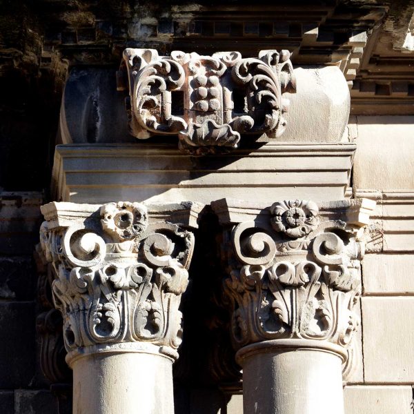 Olot.- Església neoclàssica de Sant Esteve, S. XVIII. Vista dels capitells de les columnes que flanquejan la portalada (12/2016)