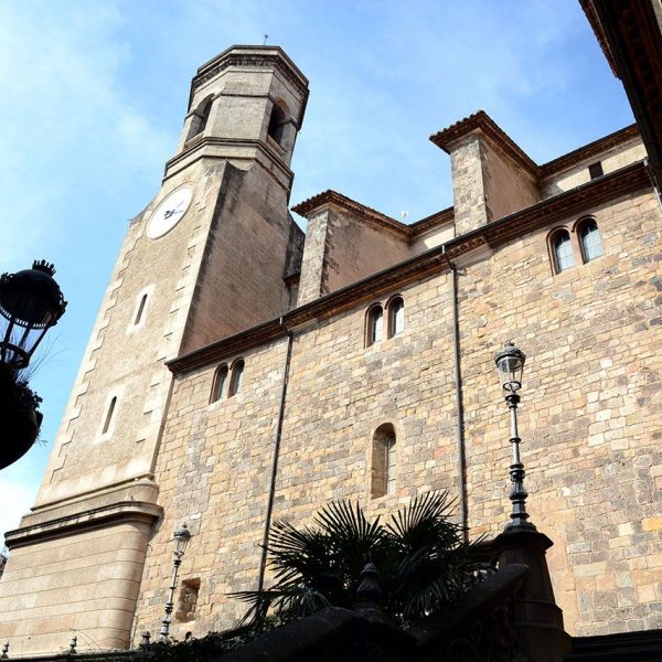 Olot.- Església neoclàssica de Sant Esteve, S. XVIII. Vista lateral 3/2017)
