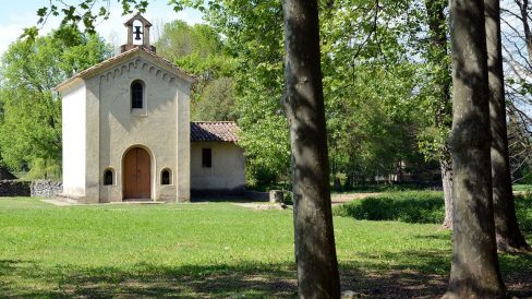 Olot.- Capella de la Salut d'estil historicista del S. XIX. Consta d'una sola nau i al frontal hi ha un campanar d'espadanya (4/2017)