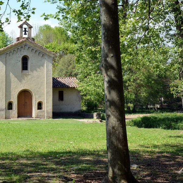 Olot.- Capella de la Salut d'estil historicista del S. XIX. Consta d'una sola nau i al frontal hi ha un campanar d'espadanya (4/2017)