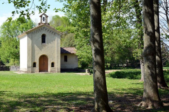 Olot.- Capella de la Salut d'estil historicista del S. XIX. Consta d'una sola nau i al frontal hi ha un campanar d'espadanya (4/2017)