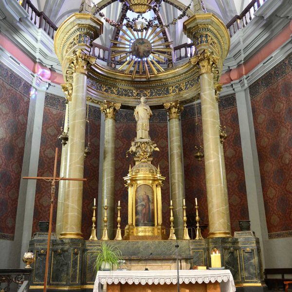 Olot.- Església neoclàssica de Sant Esteve, S. XVIII. Vista de l'altar de sis columnes amb semicercle i cúpula d'arcades (12/2016)
