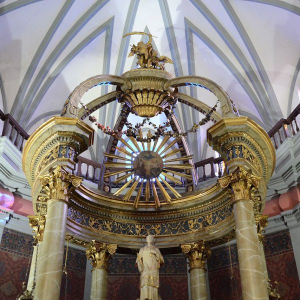 Olot.- Església neoclàssica de Sant Esteve, S. XVIII. Vista de l'altar de sis columnes amb semicercle i cúpula d'arcades (12/2016)