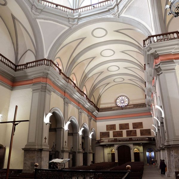 Olot.- Església neoclàssica de Sant Esteve, S. XVIII. Vista del fons de la nau de planta de creu llatina (12/2016)