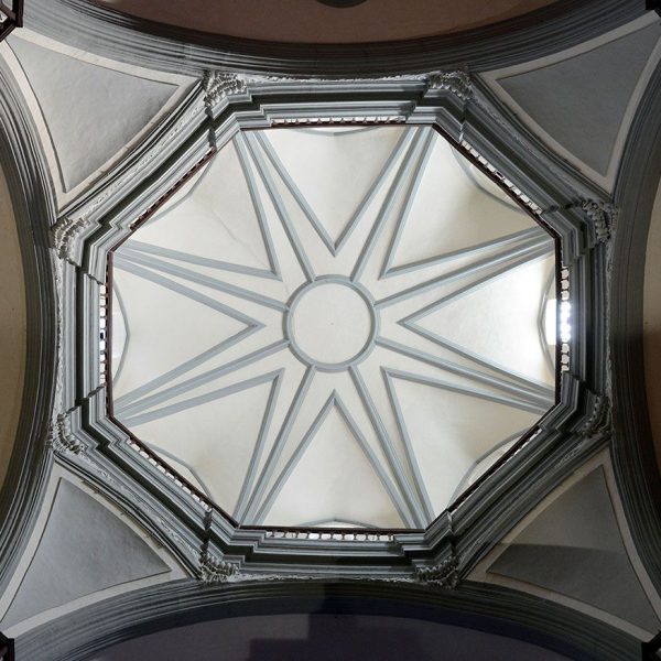 Olot.- Església neoclàssica de Sant Esteve, S. XVIII. Vista del cimbori octogonal sobre el creuer (12/2016)