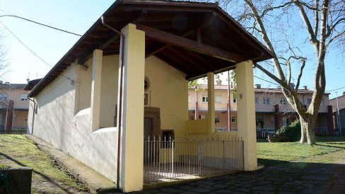 Olot.- Capella de Sant Roc. Consta d'una sola nau. Frontalment disposa d'un porxo amb embigat de fusta (2/2017)