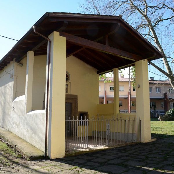 Olot.- Capella de Sant Roc. Consta d'una sola nau. Frontalment disposa d'un porxo amb embigat de fusta (2/2017)