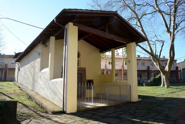Olot.- Capella de Sant Roc. Consta d'una sola nau. Frontalment disposa d'un porxo amb embigat de fusta (2/2017)