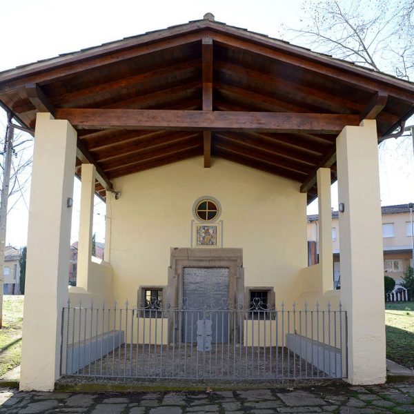 Olot.- Capella de Sant Roc. Consta d'una sola nau. Frontalment disposa d'un porxo amb embigat de fusta (2/2017)