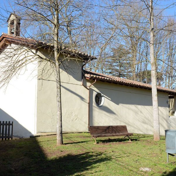 Olot.- Capella de Sant Roc. Consta d'una sola nau. Vista lateral amb el petit campanar d'espadanya posterior (2/2017)