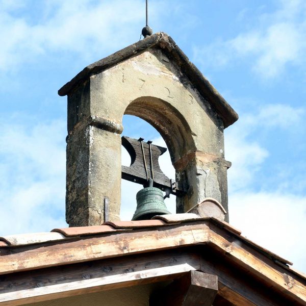 Olot.- Capella de Sant Roc. Consta d'una sola nau. Vista del petit campanar d'espadanya situat a l'extrem de l'absis (5/2017)
