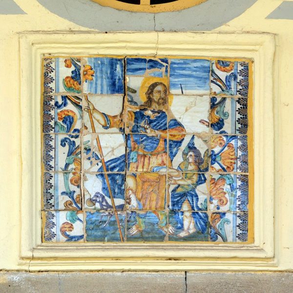 Olot.- Capella de Sant Roc. Consta d'una sola nau. Plafó ceràmic relatiu a Sant Roc al frontal de la façana dins el porxo (2/2017)