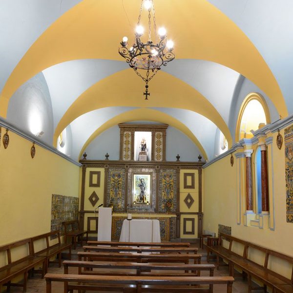 Olot.- Capella de Sant Roc. Vista de l'interior de la nau coberta amb volta de llunetes i decorada amb plafons ceràmics (2/2017)