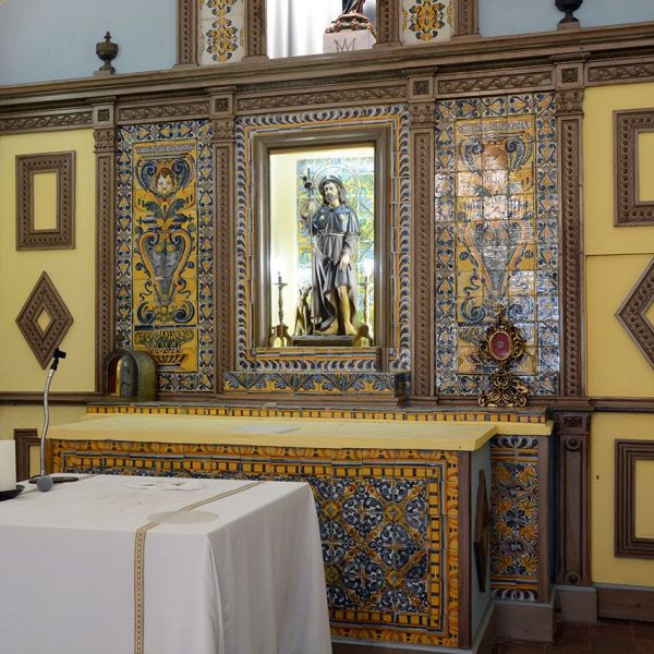 Olot.- Capella de Sant Roc. Vista de l'altar decorat amb plafons ceràmics i al centre la imatge de Sant Roc (2/2017)