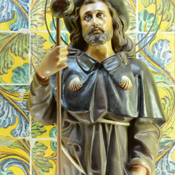 Olot.- Capella de Sant Roc. Vista de l'altar decorat amb plafons ceràmics i al centre la imatge de Sant Roc (2/2017)