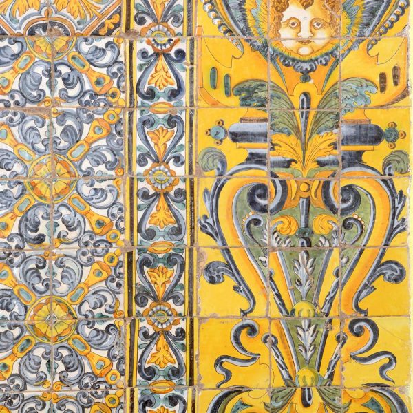 Olot.- Capella de Sant Roc. Detall dels plafons ceràmics de l'altar (2/2017)