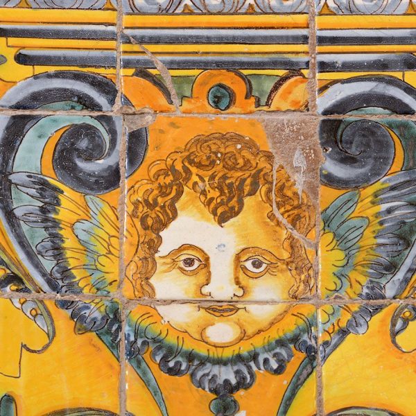 Olot.- Capella de Sant Roc. Detall dels plafons ceràmics de l'altar (2/2017)