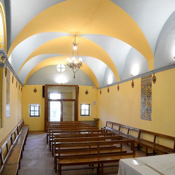 Olot.- Capella de Sant Roc. Vista de l'interior de la nau coberta amb volta de llunetes i decorada amb plafons ceràmics (2/2017)