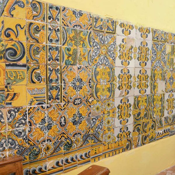 Olot.- Capella de Sant Roc. Vista del plafó ceràmic situat a l'esquerra de la nau (2/2017)