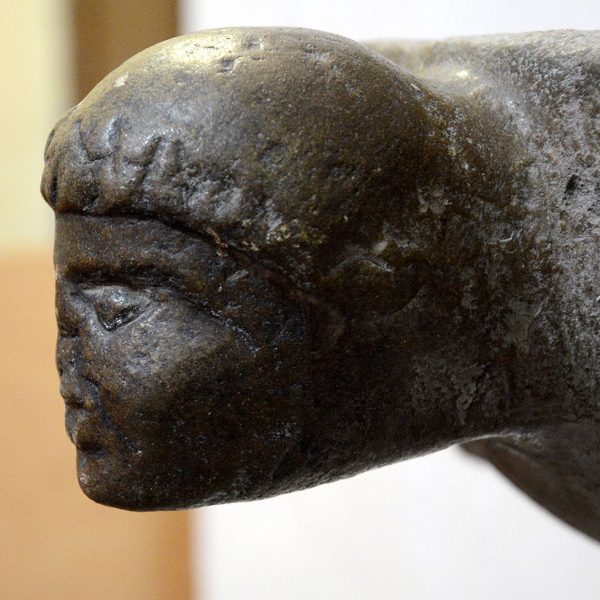 Olot.- Església neoclàssica de Sant Esteve, S. XVIII. Cap d'angel de la pica beneitera del S. XVIII (12/2016)