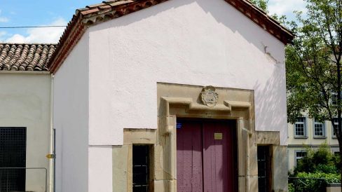 Olot.- Capella de Santa Magdalena originària del S. XV però refeta en el XX. La llinda de la capella anterior data de 1770 (5/2017)