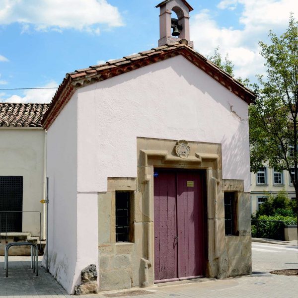 Olot.- Capella de Santa Magdalena originària del S. XV però refeta en el XX. La llinda de la capella anterior data de 1770 (5/2017)