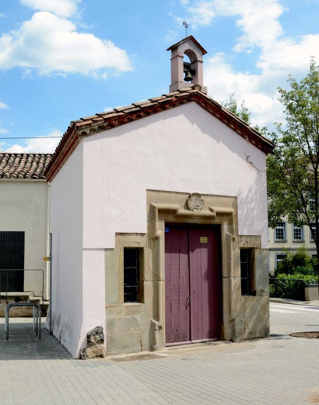 Olot.- Capella de Santa Magdalena originària del S. XV però refeta en el XX. La llinda de la capella anterior data de 1770 (5/2017)