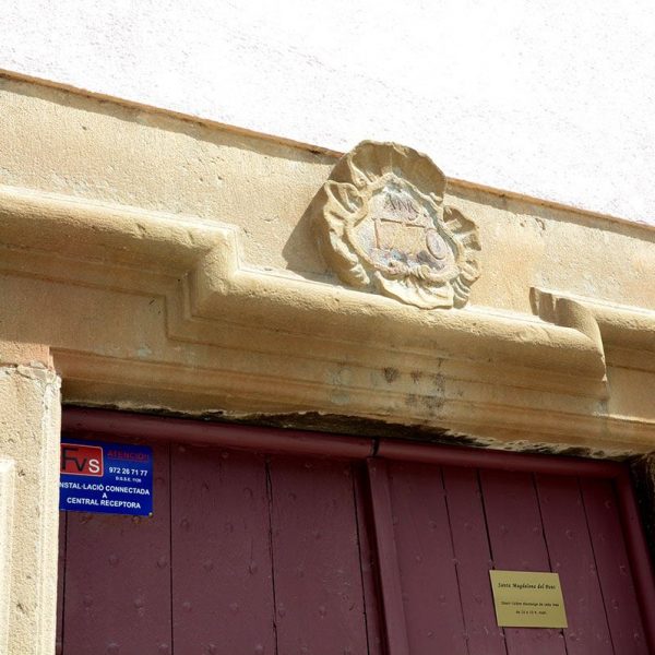 Olot.- Capella de Santa Magdalena originària del S. XV però refeta en el XX. La llinda de la capella anterior data de 1770 (5/2017)