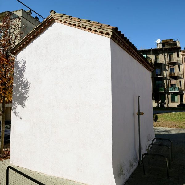 Olot.- Capella de Santa Magdalena originària del S. XV però refeta en el XX. Vista posterior que compta amb l'absis pla (12/2016)