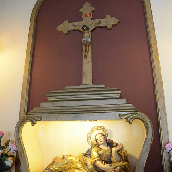 Olot.- Capella de Santa Magdalena originària del S. XV però refeta en el XX. Vista de l'interior destacant l'imatge de la Santa del S. XII/XVIII (5/2017)