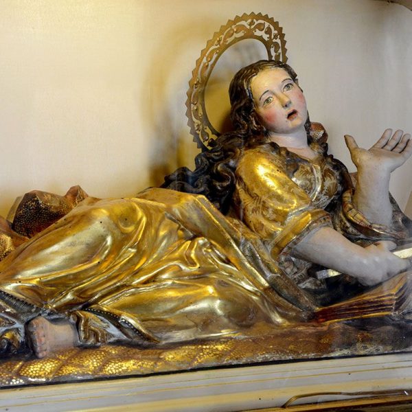 Olot.- Capella de Santa Magdalena. Vista de l'imatge de la Santa del S. XII/XVIII recentment restaurada (5/2017)