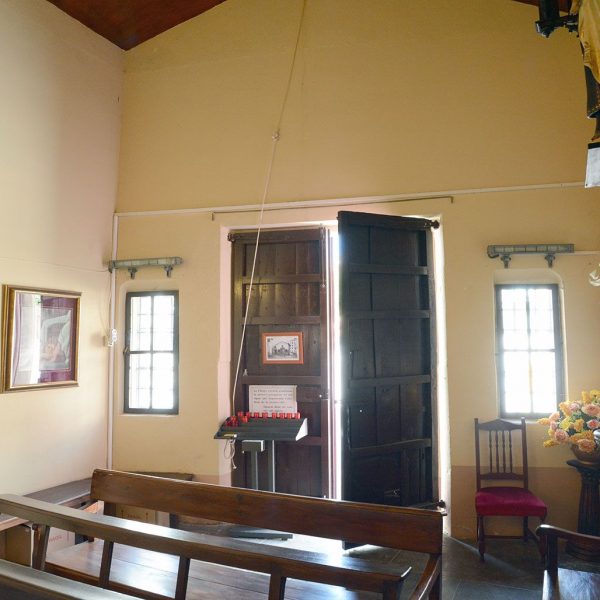 Olot.- Capella de Santa Magdalena originària del S. XV però refeta en el XX. Vista del fons de la nau (5/2017)