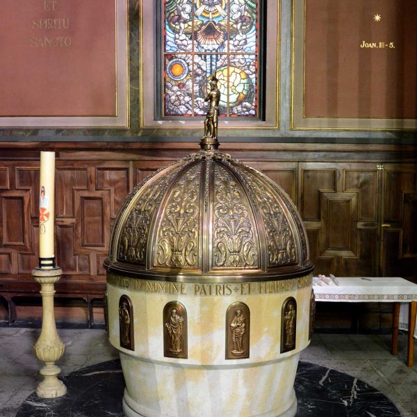 Olot.- Església neoclàssica de Sant Esteve, S. XVIII. Pica baptismal reconstruïda poc abans de l'any 2000 (12/2016)